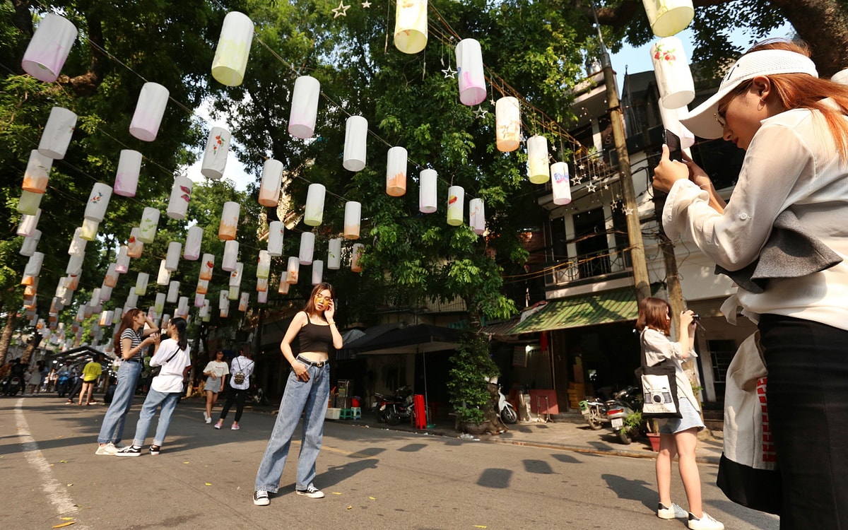 Giới trẻ tấp nập check-in cùng phố đèn lồng Phùng Hưng vào mỗi dịp Tết Trung Thu 